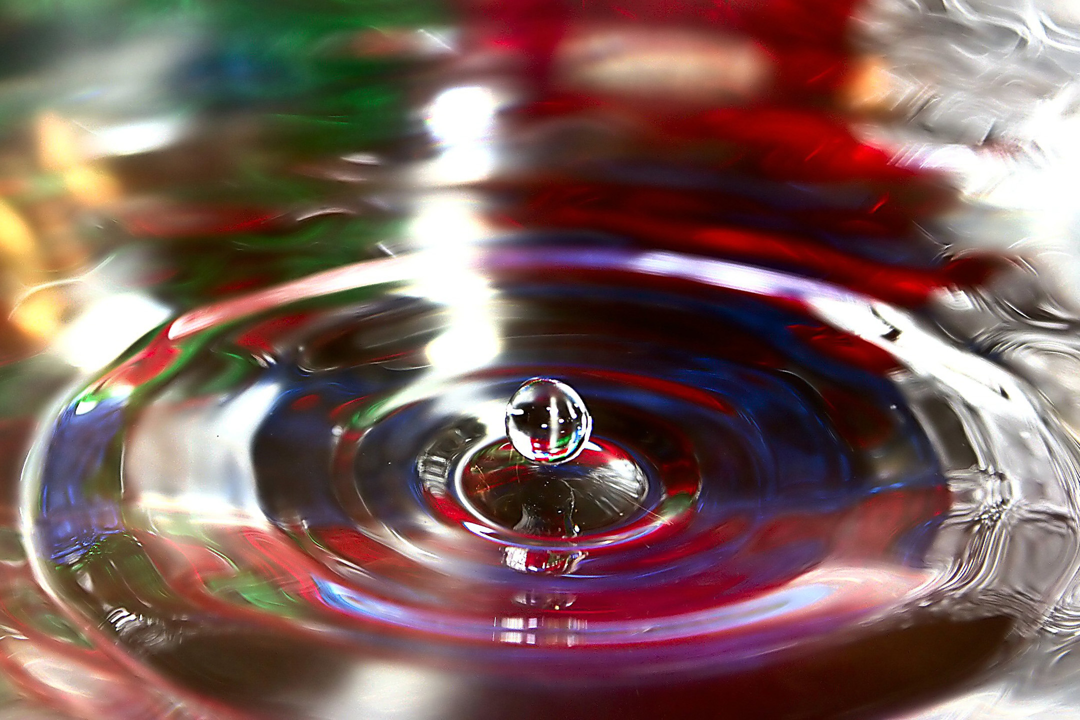Wassertropfen in Chrom